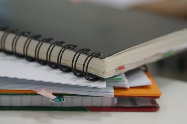 Siyah defter ve rapor belge