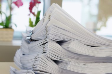 Office arka plan üzerinde beyaz belge yığınını