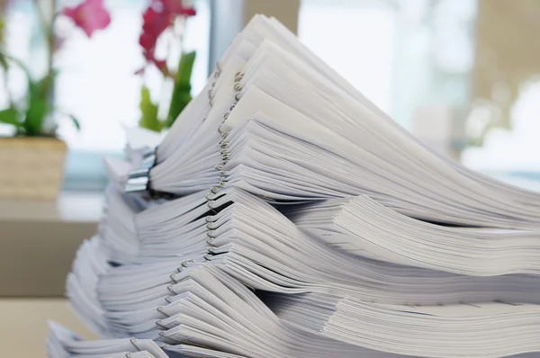 Pile de document blanc sur fond de bureau — Photo