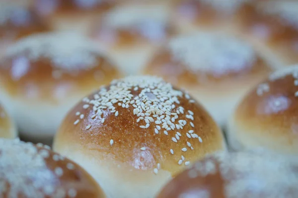 Круглая буханка хлеба с кунжутом — стоковое фото