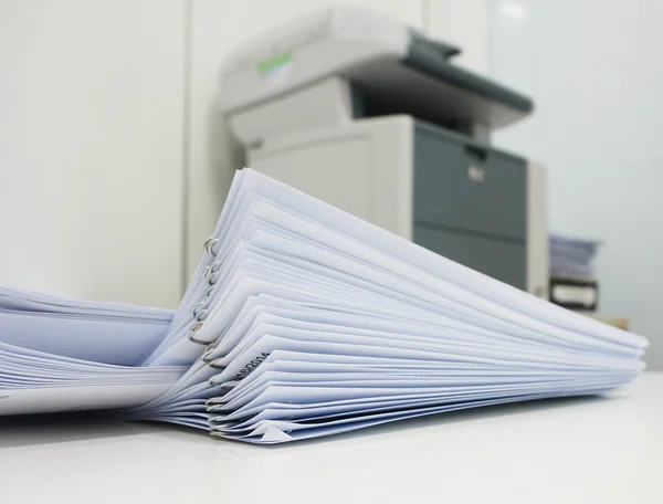 Imprimir documento no escritório — Fotografia de Stock