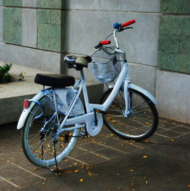 Dişli duvar yanında sabit Bisiklet