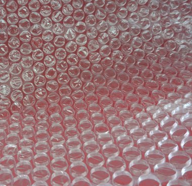 Kabarcık şal kırmızı masada