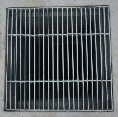 Yol kenarında üzerinde kanal ızgarası