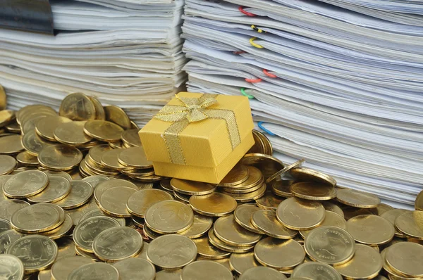Caja de regalo de oro en un montón de monedas — Foto de Stock