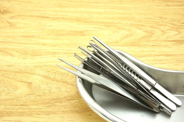 Muchos tipos de fórceps en bandeja de riñón — Foto de Stock