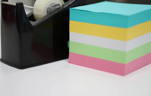Almohadillas de notas multicolores en el escritorio —  Fotos de Stock