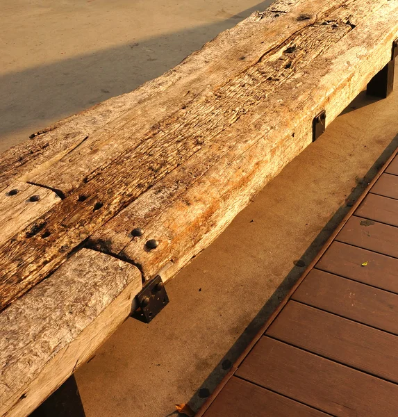 Старая деревянная скамейка — стоковое фото