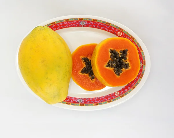 Спелые папайи на тарелке — стоковое фото