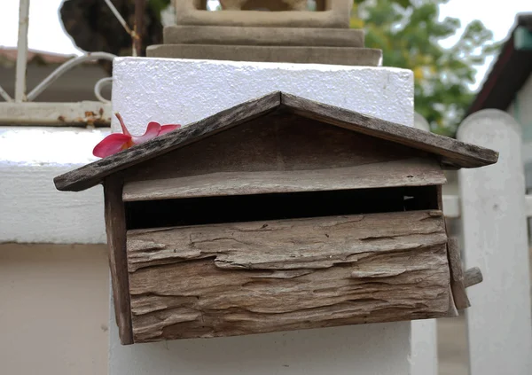 Деревянный почтовый ящик на фоне белой стены — стоковое фото