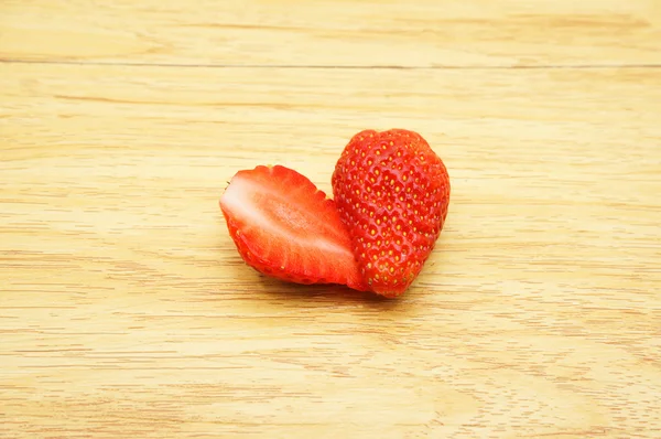 Strawberry jantung di atas meja — Stok Foto