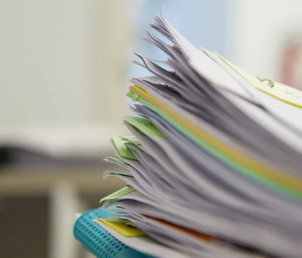 Pilha de documentos e arquivo azul no fundo do escritório — Fotografia de Stock