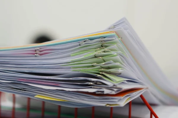 Pilha de documentos e caderno de borrão no cesto — Fotografia de Stock