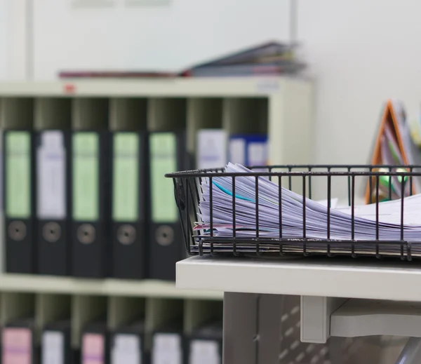 Stapel documenten in zwarte mand — Stockfoto