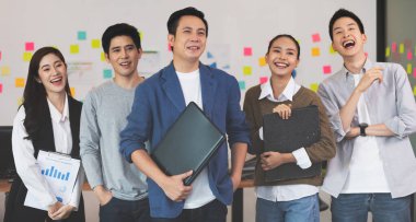 Bir grup mutlu genç iş adamı fikir ve pazarlama planı oluşturmak için birlikte beyin fırtınası yapıyorlar, İş Kuruluşu Çeşitliliği Konsepti