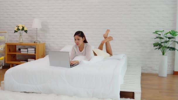 Schöne Attraktive Junge Asiatin Bett Liegend Und Mit Computer Laptop — Stockvideo