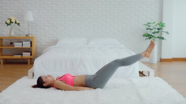 Atletisch Gezonde Aziatische Vrouw Sportkleding Workout Oefening Thuis Slaapkamer Jonge — Stockvideo