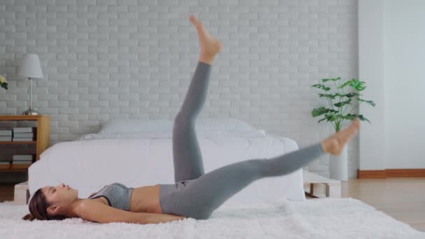 Atletisch Gezonde Aziatische Vrouw Sportkleding Training Stretching Oefening Thuis Slaapkamer — Stockvideo