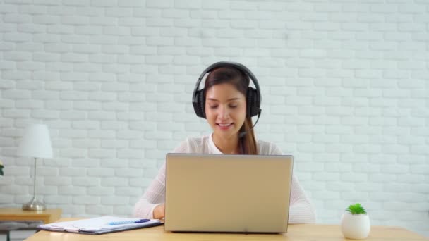 Mulher Asiática Usando Fone Ouvido Reunião Conferência Chamada Vdo Curso — Vídeo de Stock