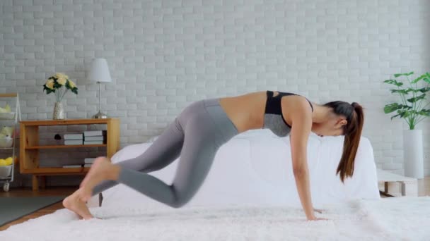 Athletisch Gesunde Asiatin Sportbekleidung Workout Stretching Übung Hause Schlafzimmer Junge — Stockvideo