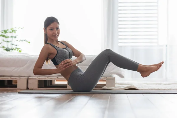 Athletisch Gesunde Asiatin Sportbekleidung Workout Übung Hause Schlafzimmer Junge Frau — Stockfoto