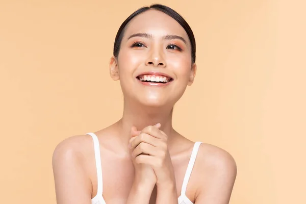 아리따운 아시아 여성은 건강하고 피부로 행복하고 미소를 있습니다 베이지 배경에 — 스톡 사진