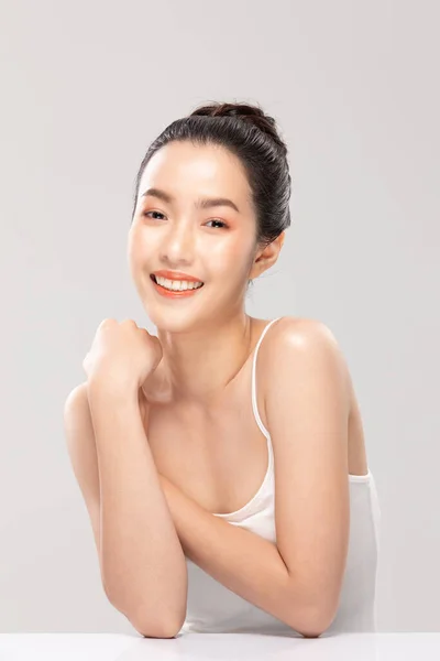 きれいな肌と新鮮な肌で柔らかい頬の笑顔に触れる美しいアジアの若い女性幸福と陽気な肯定的な感情で 白い背景に孤立 美容と化粧品の概念 — ストック写真