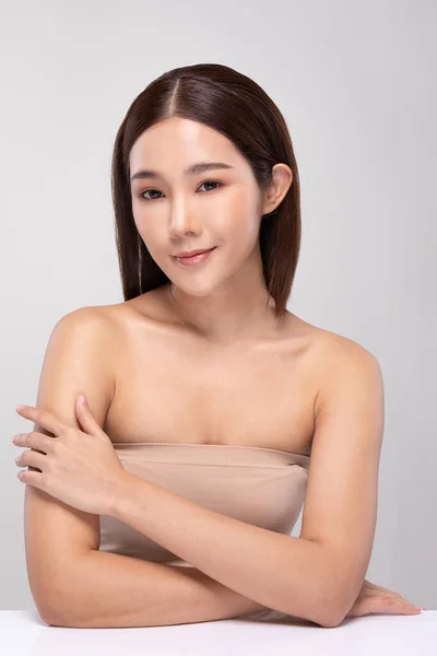 Hermosa Mujer Asiática Joven Mirando Mientras Toca Hombro Sintiéndose Tan — Foto de Stock