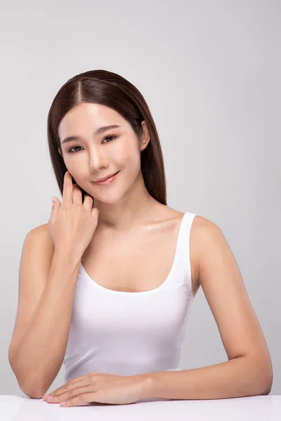 Belle Jeune Femme Asiatique Touchant Doux Sourire Joue Avec Une — Photo