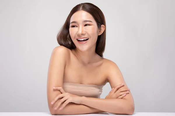 아리따운 아시아의 여성은 깨끗하고 행복과 긍정적 감정과 화장품 컨셉으로 미소를 — 스톡 사진