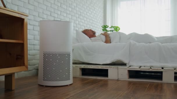 Idős Alvás Légtisztítóval Kényelmes Fehér Hálószobában Szűrő Tisztítás Eltávolítása Por — Stock videók