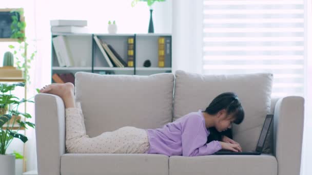 Χαριτωμένο Κορίτσι Παιδιά Που Χρησιμοποιούν Φορητό Υπολογιστή Στον Καναπέ Online — Αρχείο Βίντεο