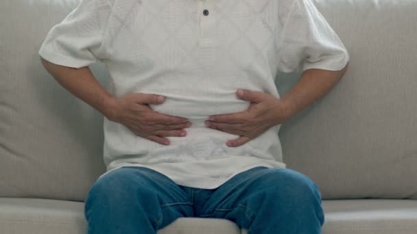 アジアの高齢者の男性の胃の痛みの痛みと病気 — ストック動画