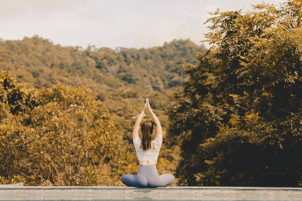 Schöne Asiatin Praktiziert Yoga Lotus Posiert Morgens Auf Dem Berggipfel — Stockfoto