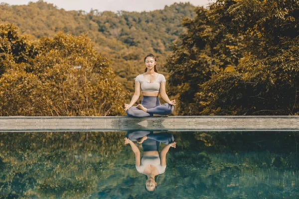 Ruhige Schönheit Attraktive Asiatinnen Praktizieren Yoga Lotus Posieren Morgens Pool — Stockfoto