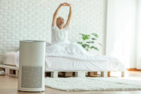 Elderly Sleep Air Purifier Cozy White Bed Room Filter Cleaning — Stock Photo, Image