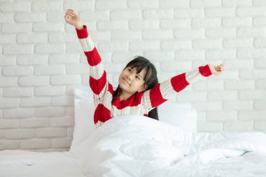 Mutlu çocuklar uyanır ve sabah ellerini yatağa uzatırlar.