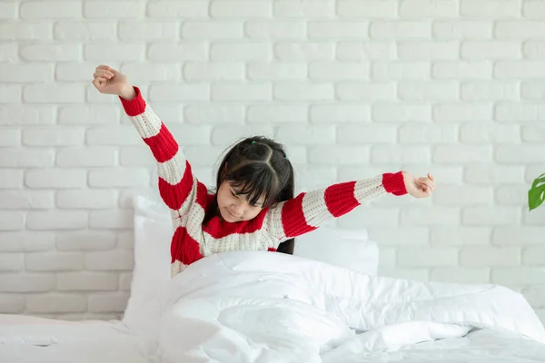 Happy Children Bangun Dan Merentangkan Tangannya Tempat Tidur Pagi Hari — Stok Foto