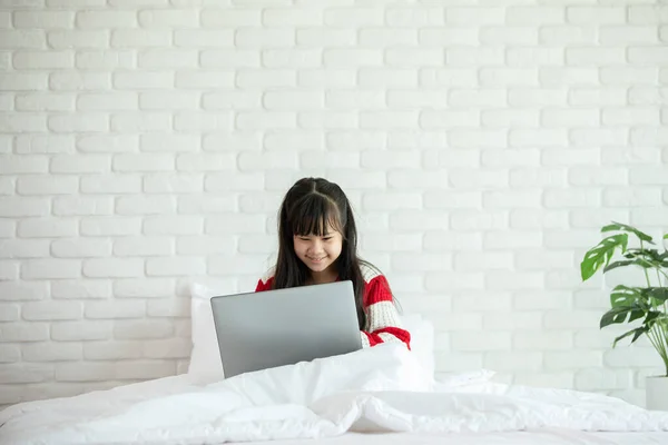 Щасливі Діти Використовують Комп Ютерний Ноутбук Посмішки Насолоджуватися Ліжку — стокове фото