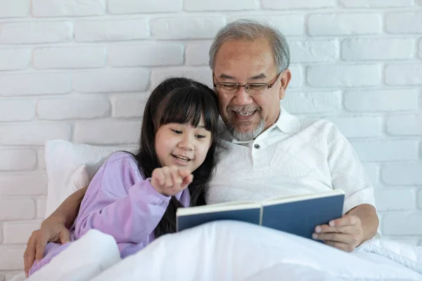 Kakek Tua Yang Bahagia Membaca Buku Dengan Cucu Bersama Sama — Stok Foto