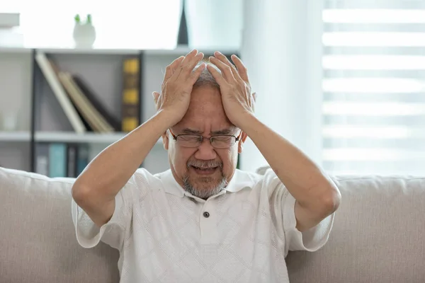 Orang Tua Asia Sakit Kepala Dan Migrain Begitu Sakit Dan — Stok Foto