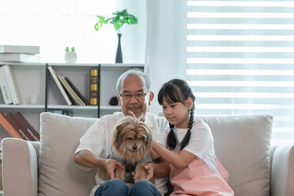 Orang Tua Asia Dan Anak Anak Duduk Sofa Dan Bermain — Stok Foto
