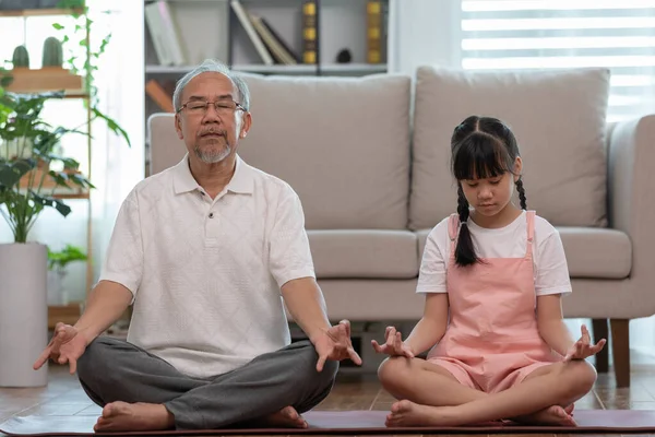 Kakek Tua Dan Anak Anak Melakukan Yoga Untuk Meditasi Bersama — Stok Foto