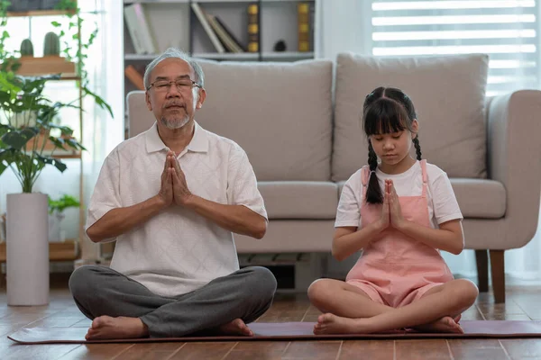 Kakek Tua Dan Anak Anak Melakukan Yoga Untuk Meditasi Bersama — Stok Foto