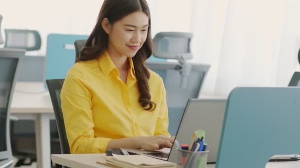 Happiness Atrakcyjna Azjatka Żółtej Koszuli Pracująca Laptopem Komputerowym Myśląca Nowych — Wideo stockowe