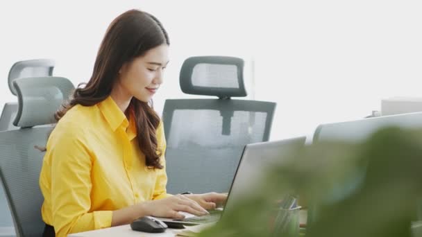 Biznes Azji Młoda Kobieta Pracuje Uśmiechem Laptopa Rozmawiać Klientem Smartfonie — Wideo stockowe