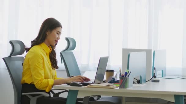仕事上のビジネスアジアの女性は 筋肉に挑戦し ストレス 彼女の手を伸ばし オフィスやコワーキングスペースでリラックスするブレーキを取る オフィス症候群の概念 — ストック動画