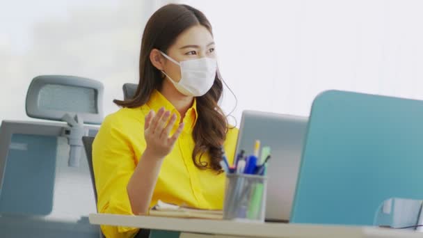 Glückliche Junge Asiatische Geschäftsfrau Trägt Chirurgische Gesichtsmaske Bei Einer Online — Stockvideo