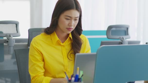 商务英语亚洲女人患有偏头痛 工作压力大 工作困难 办公室综合症的概念 — 图库视频影像