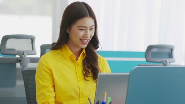 Vdoカンファレンスを通じて黄色のシャツ会議でビジネスアジアの女性は販売報告書を示し グラフで説明します — ストック動画